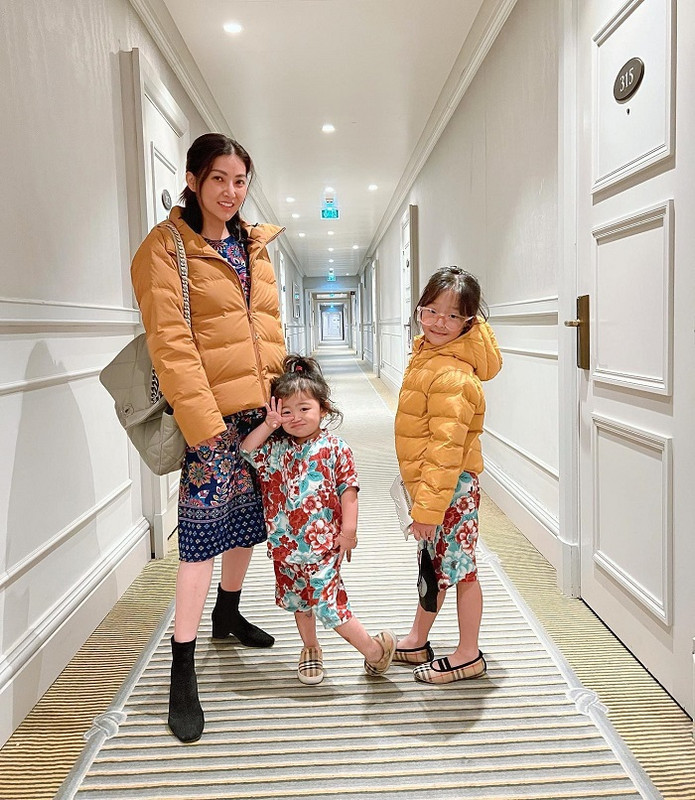 Gaya Sarwendah bersama Thalia dan Thania Onsu saat di Paris.