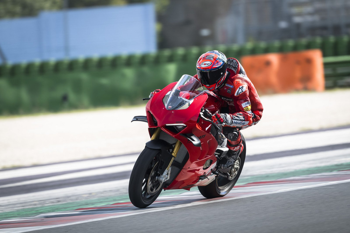 Супербайк Ducati Panigale V4 2022