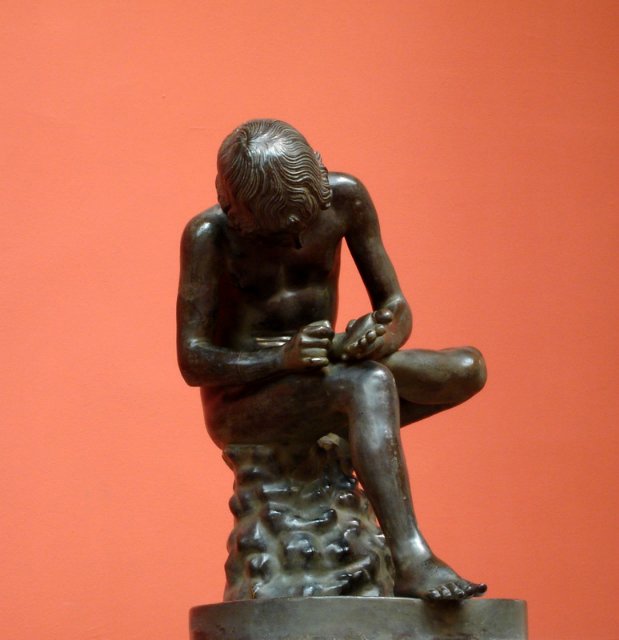 Пифагор регийский мальчик вынимающий занозу. Мальчик вынимающий занозу древнегреческая статуя. Пифагор регийский мальчик вынимающий занозу. Пифагор регийский мальчик вынимающий занозу. «мальчик, вынимающий занозу» эллинизм.