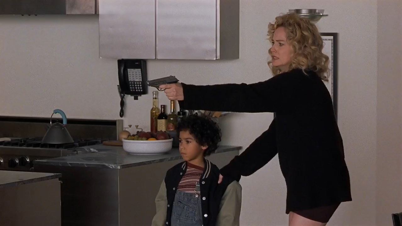 Gloria 1999 WebRip [Hindi + Tamil + English] 480p 720p ESub Screenshot
