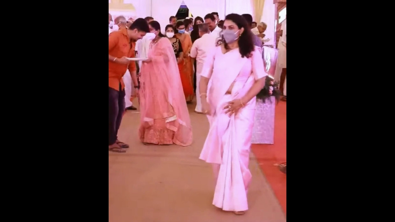 Malayali lady casually show open navel in pink saree mp4 snapshot 00 02 457