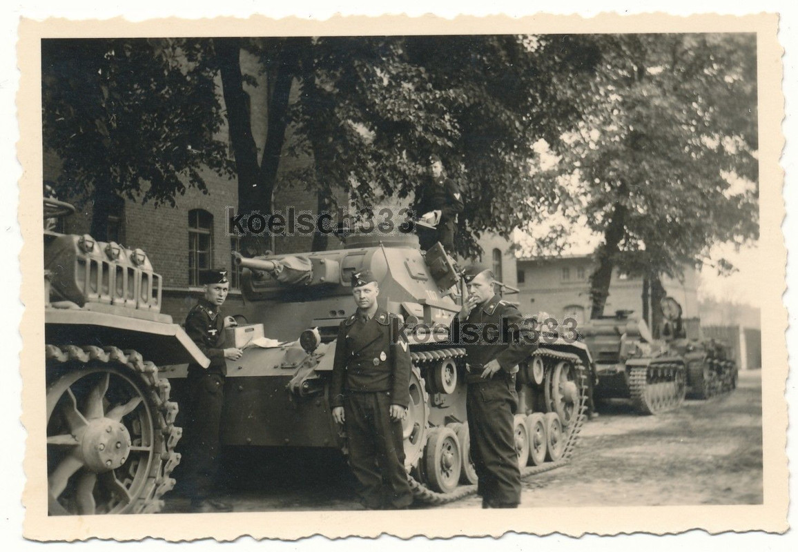 Foto Panzermänner an ihrem Panzer Befehlswagen I