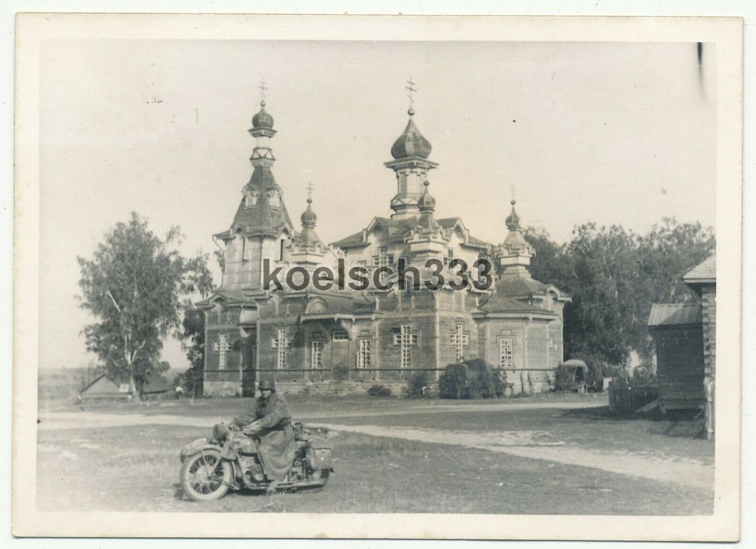Foto Kradmelder der Wehrmacht vor einer Kirche in Belarus Weißrussland 1941