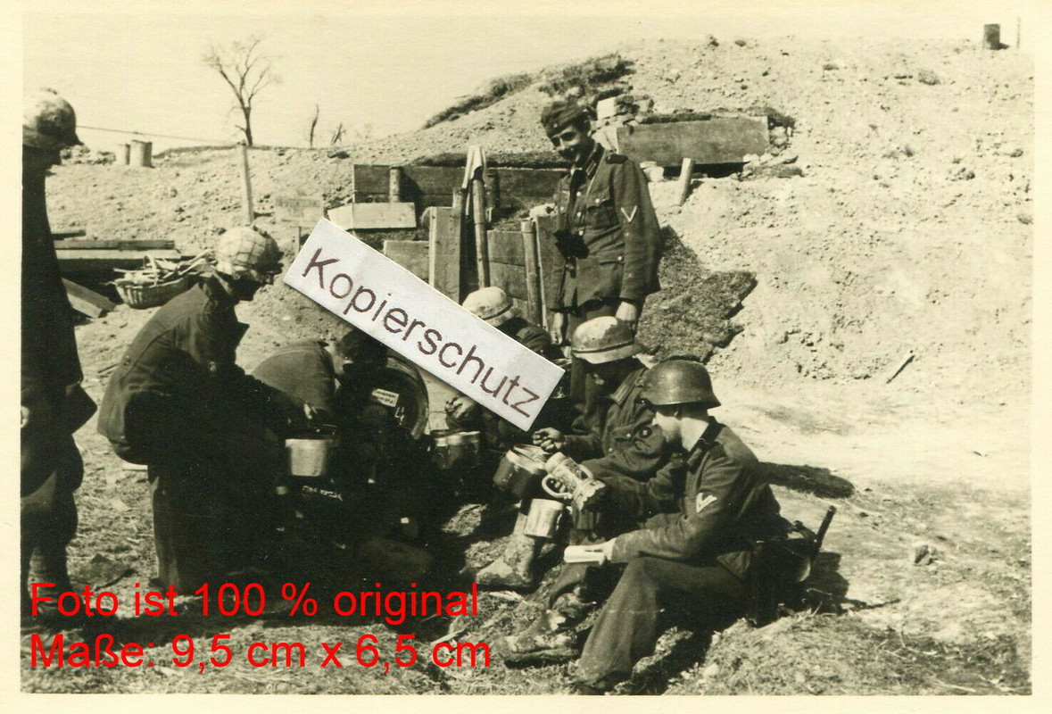 Rußland , Soldaten nach Kampfeinsatz , Tarn Stahlhelm