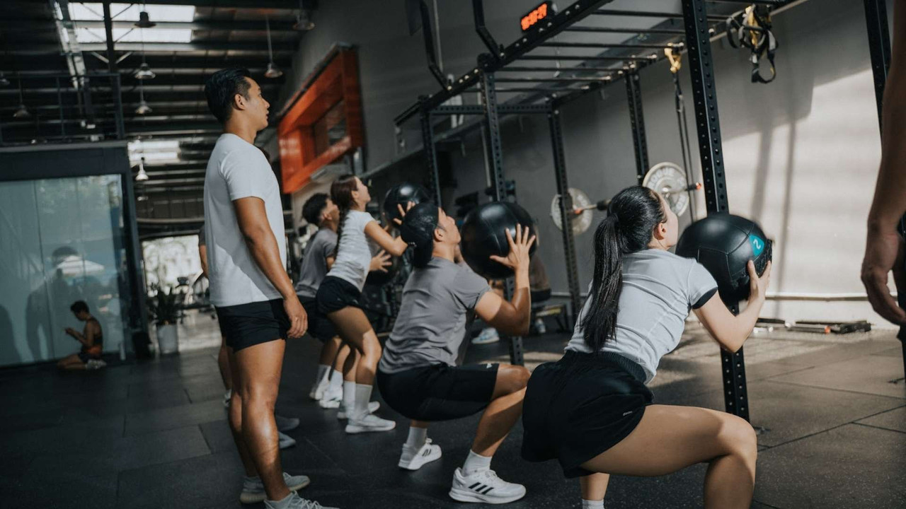 HYROX cho người mới - buổi tập nhóm bài Wall Ball có huấn luyện viên hướng dẫn