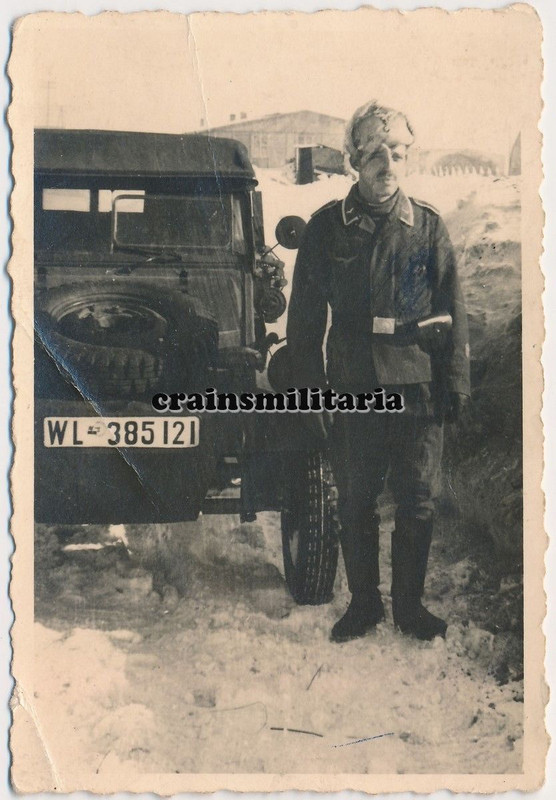 Orig. Foto Uffizier bei Volkswagen Kübelwagen Typ 82 Pkw in Russ