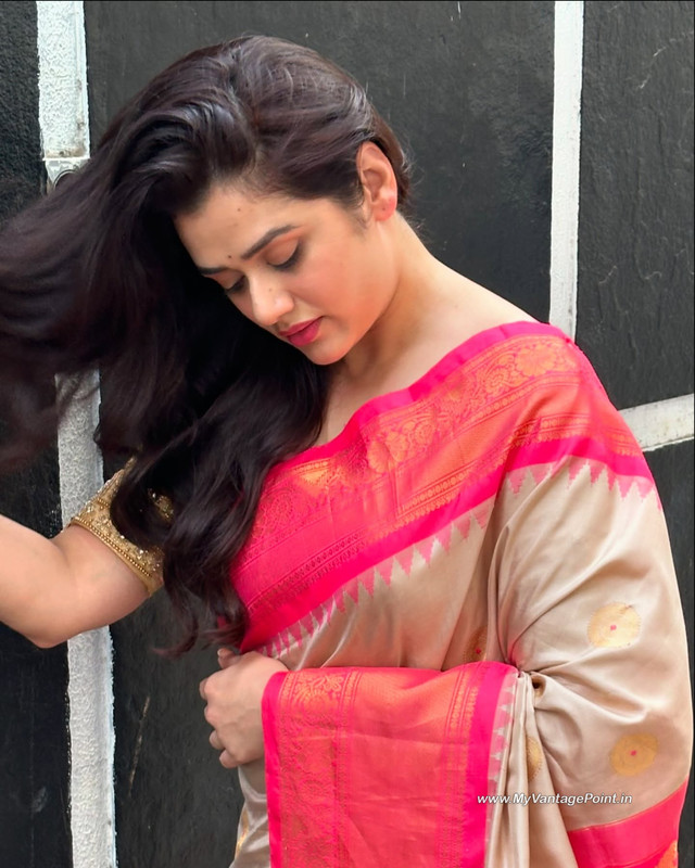 13-Girija-Oak-Godbole-Photos-Wallpapers-in-Red-Saree-My-Vantage-Point