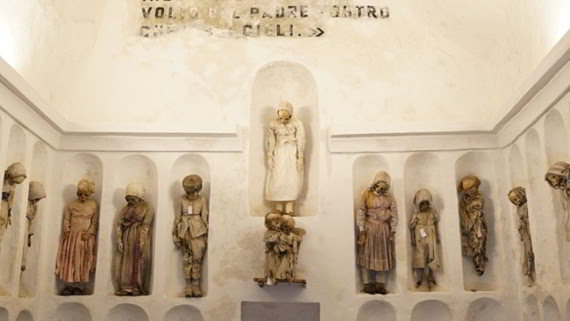 Le mummie infantili nelle Catacombe dei Cappuccini in Sicilia da radiografare