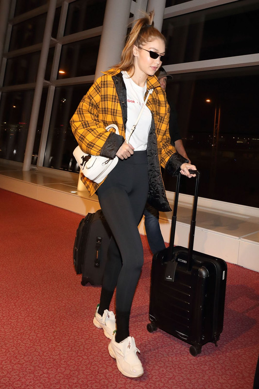 gigi-hadid-at-haneda-international-airport-in-tokyo-11-13-2018-1