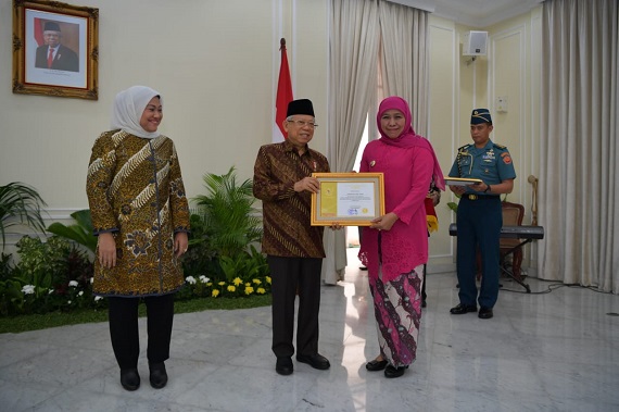 Gubernur Khofifah Raih Penghargaan Pembina Produktivitas Paramakarya 2019 dari Wakil Presiden RI