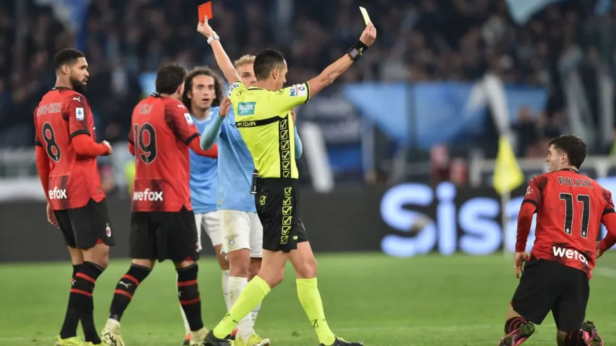 Marco di Bello acosado tras expulsar a tres jugadores en el partido Lazio vs Milán