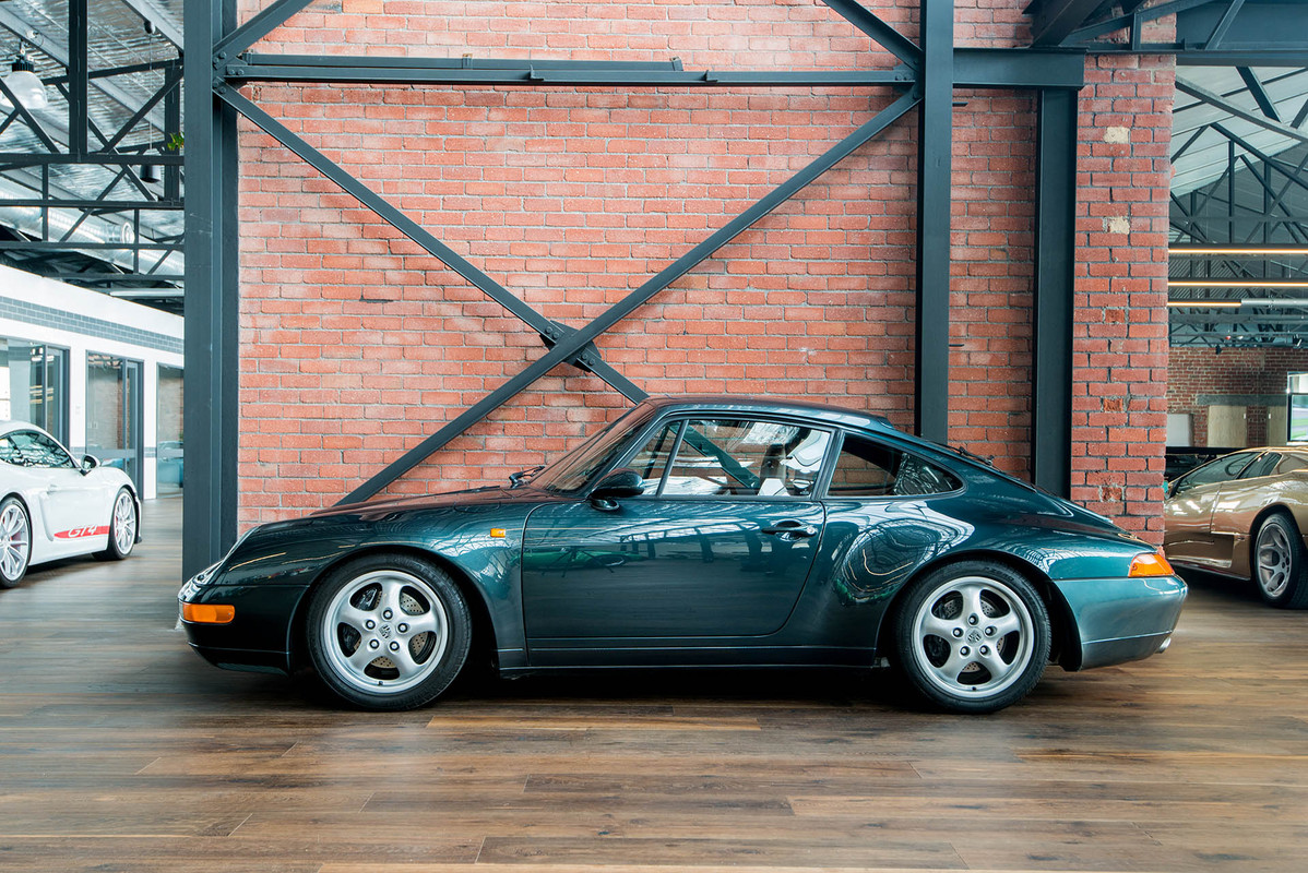 993-Porsche-Carrera-aventurine-green-met