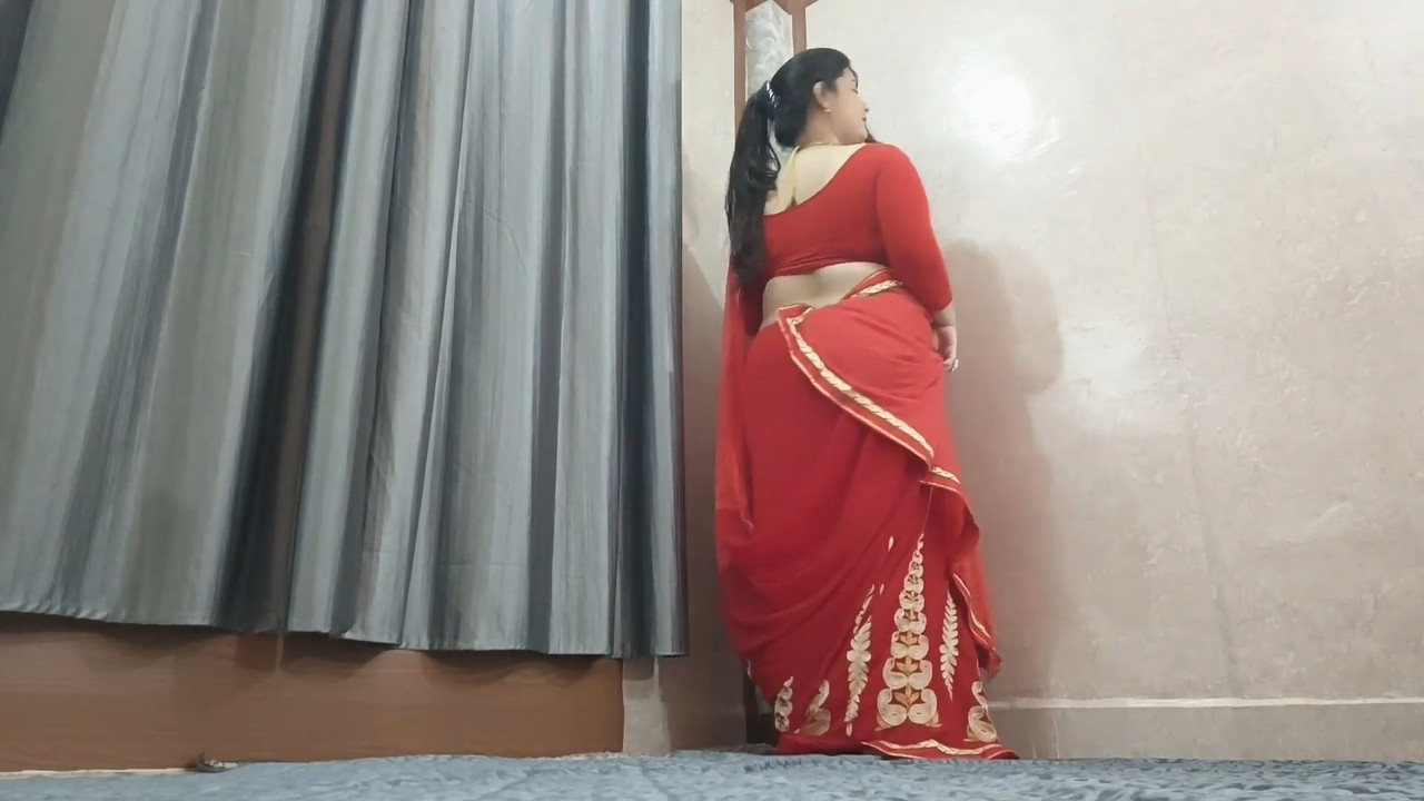 busty punjabi girl huge tits and navel in red saree.mp4_snapshot_04.10.812
