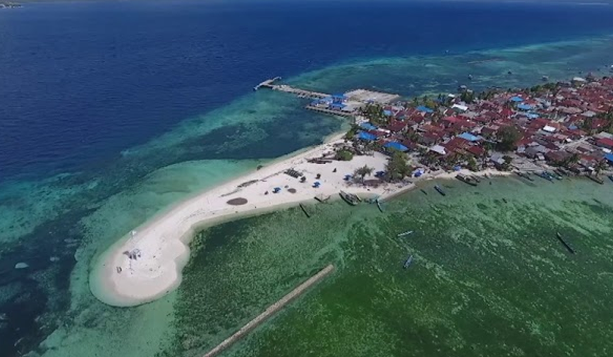 Menyelami Keindahan Alam dan Laut Jernih Pulau Kadatua Sulawesi