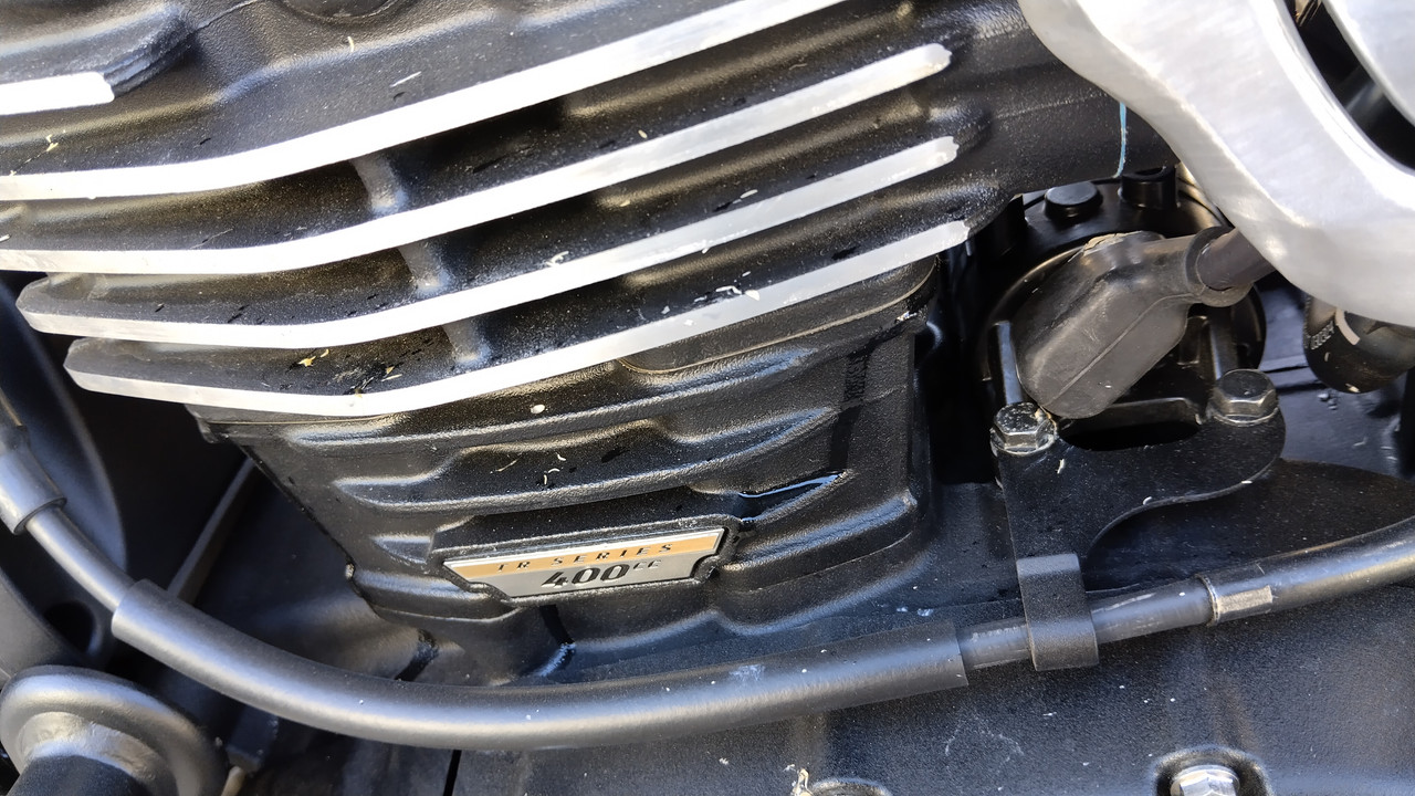 Oil leak. Triumph 400 Forum(00)