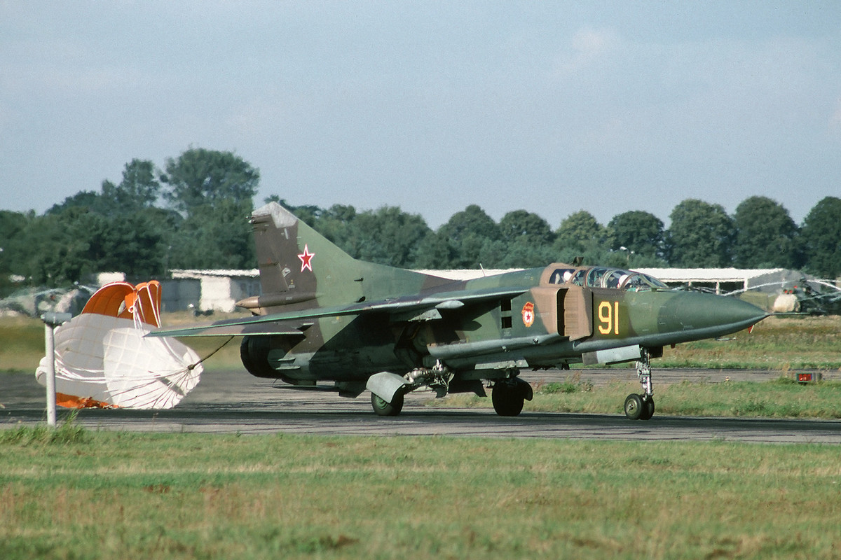 19 GvAPIB Mig-23UB 91 Yellow (5)