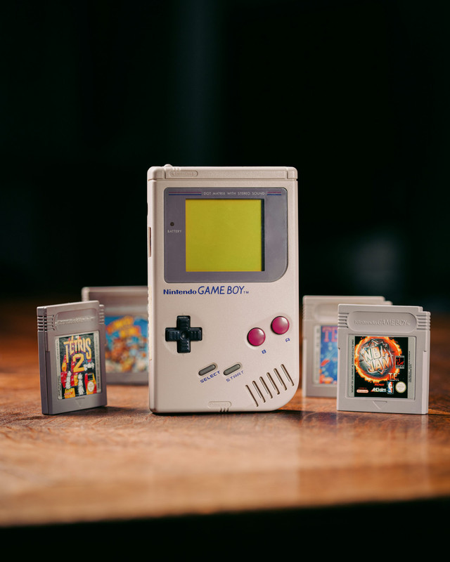 Game Boy Clássico restaurado com uma nova carcaça e tela brilhante.
