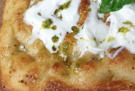 Focaccia burrata e pesto di basilico