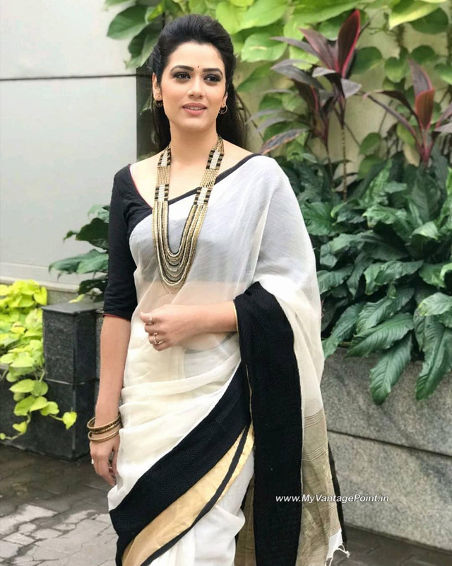 8-Marathi-Mulgi-Girija-Oak-Godbole-Photos-Wallpapers-in-Traditional-Look-My-Vantage-Point