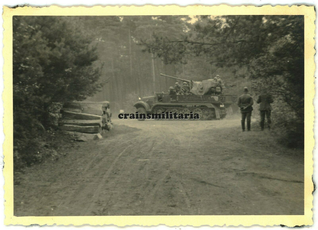 Orig. Foto SdKfz Halbkette mit 3,7 cm Flak Geschütz 2.lei.Div. in Polen 1939