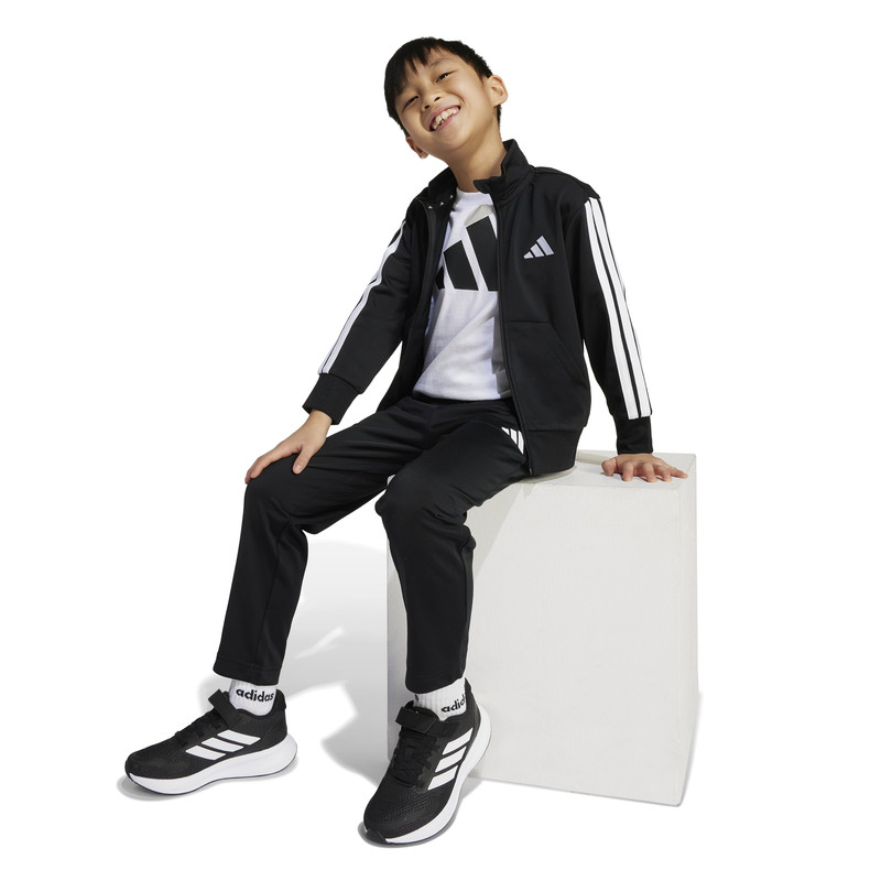 JM0891 6 APPAREL On Model Walking View white