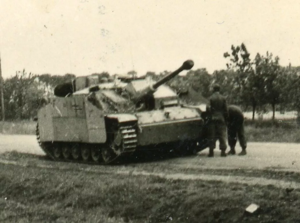 Foto WH 5 deut. Panzer Sturmgeschütz Langrohr Seitenschutz Russland Ostfront 43