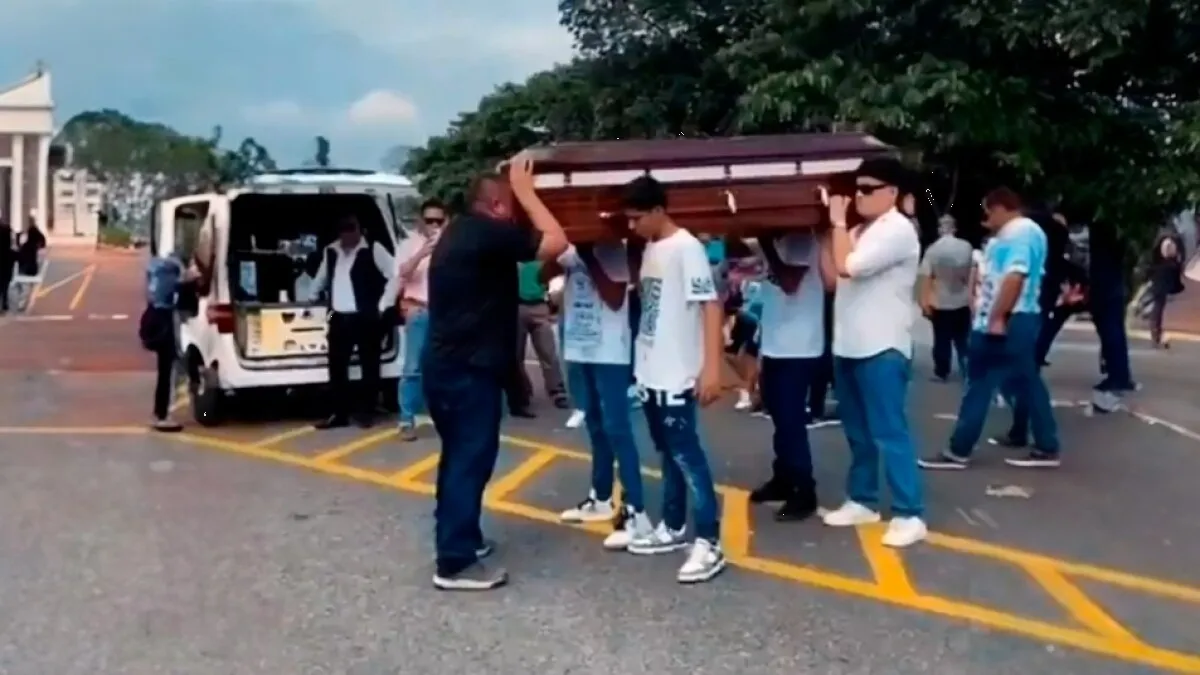 Padre baila vals de XV años con el ataúd de su hija; el video más triste que verás