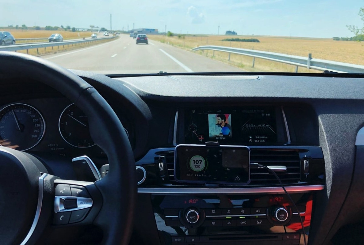 BMW sur autoroute