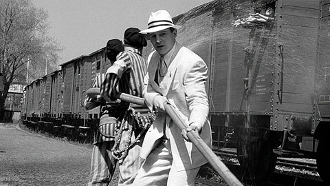 schindlers-list-movie-clip-screenshot-watering-trains-large