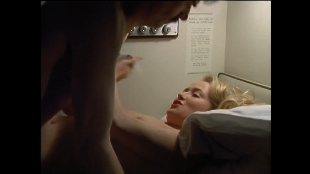 cap_The Camomile Lawn S01E03 1080p (moviesbyrizzo upl)_00_36_46_51