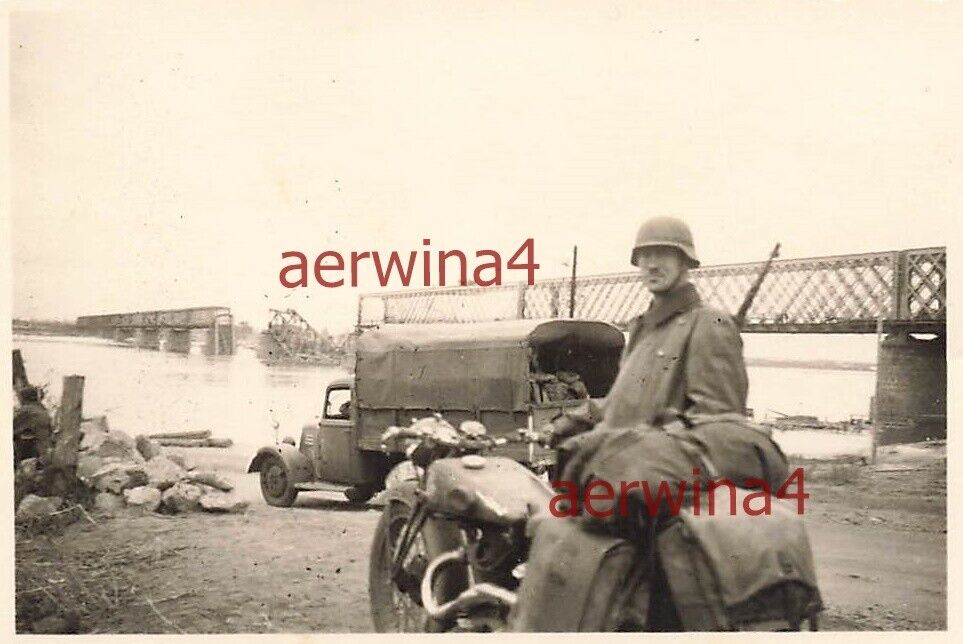 Kradschütze mit Motorrad Victoria KR 35 Dnepr brücken Krement Ukraine Ostfront 1941