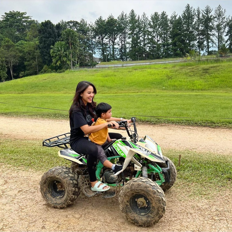 Wsiatawan mencoba wahana di Taman Budaya Sentul, tampat wisata di Bogor untuk liburan keluarga.

