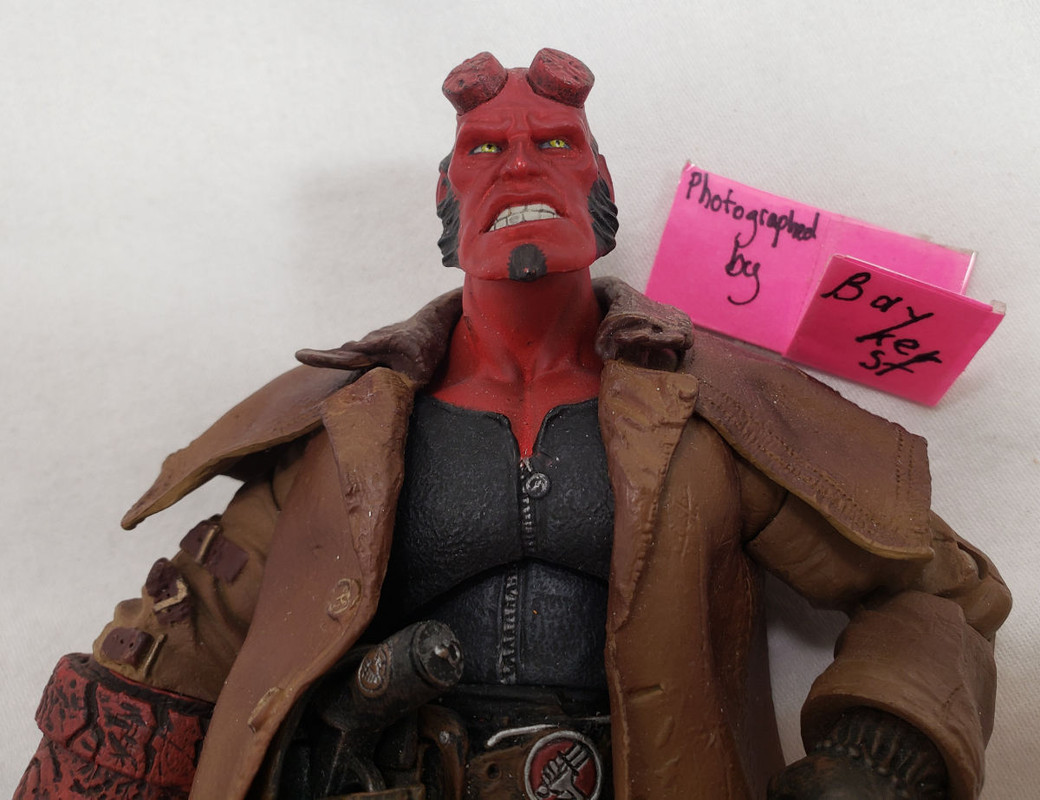 Hellboy フィギュア コート付き Hellboy Mezco Toyz Figure 2004 trenchcoat gun handgun accessory