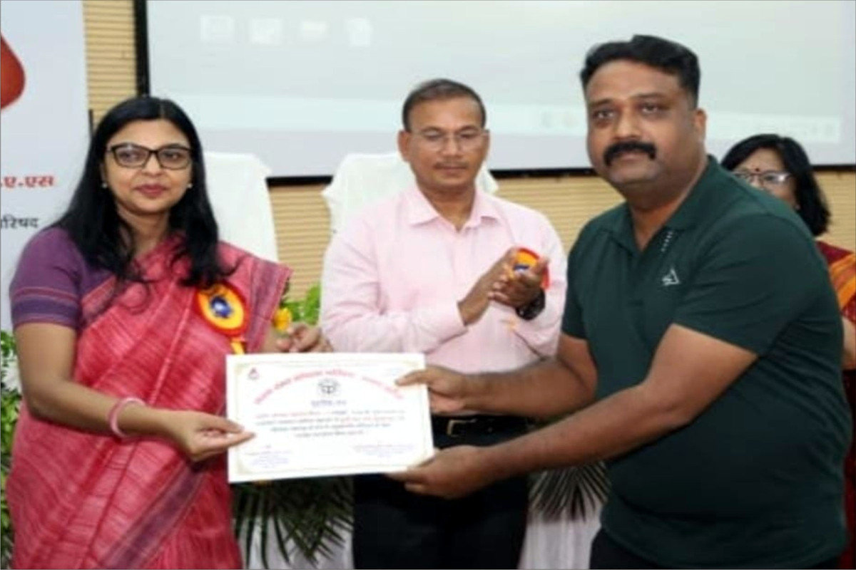 दीन दुखियों की निःस्वार्थ सेवा करने वाले डा आशुतोष श्रीवास्तव हुए लखनऊ में सम्मानित