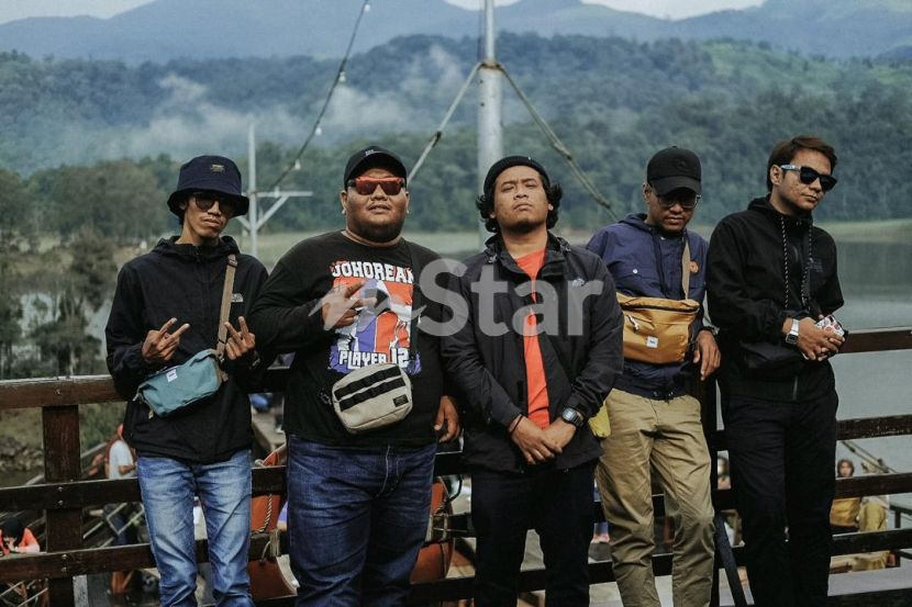 Azam dan teman-temannya