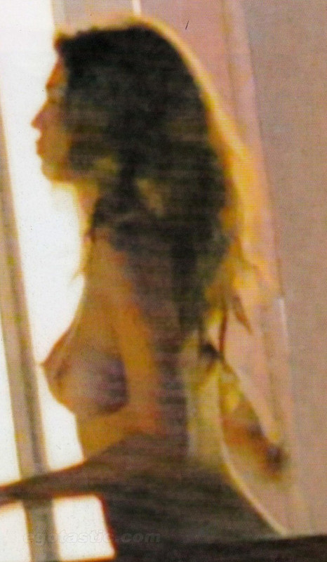 belen-rodriguez-topless-balcony-05-830x1425