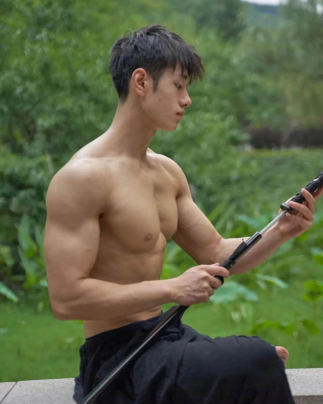 Photo by Chinese hunks 全球華男 on January 06, 2023. (3)