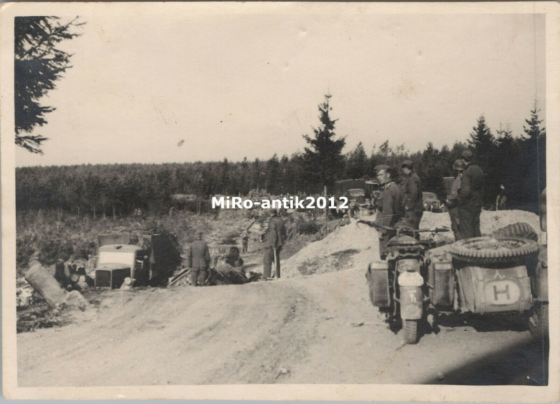 Foto, Wk2, verunglückter Panzer auf Vormarsch und Krad Gespann