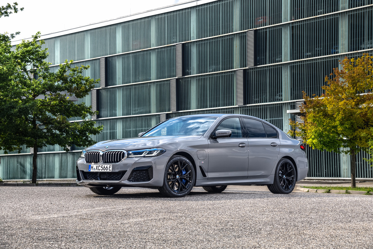 P90395435_highRes_the-new-bmw-545e-xdr