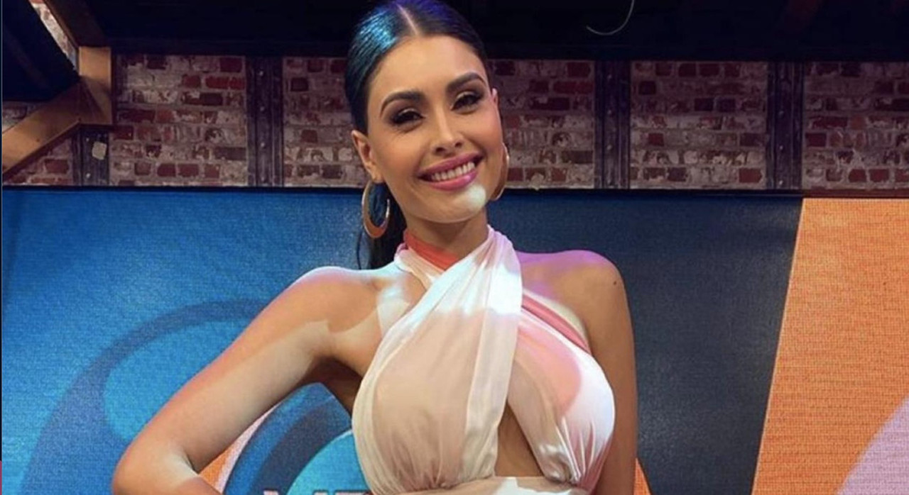 Kristal Silva enamora con su blusa de tirantes perfecta para el verano