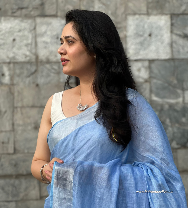 3-Girija-Oak-Godbole-Photos-in-Blue-Saree-and-White-Blouse-in-Lallantop-Interview-My-Vantage-Point