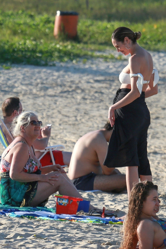 candice-swanepoel-bikini-candids-in-spain-71018-27