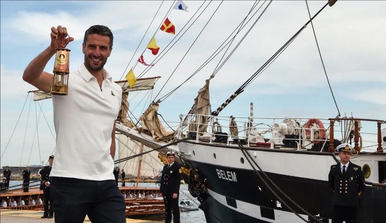 La Llama Olímpica navega hacia Marsella en histórica travesía marítima