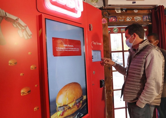 Vending machine pembuat burger pertama di dunia memulai debutnya di pusat perbelanjaan Newport Centre, New Jersey, Amerika Serikat.