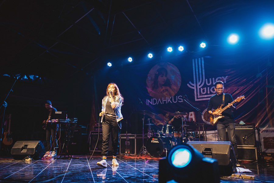 ndah Kusuma atau sapaan akrabnya Indahkus merupakan seorang penyanyi, penulis lagu, aktris dan vlogger asal Indonesia. 