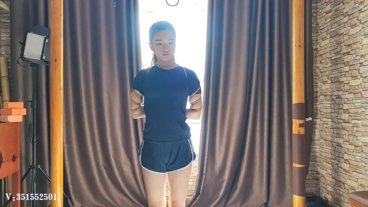 一绳所爱 洛洛一字马悬吊被绑哭.mp4_20231214_185149.439