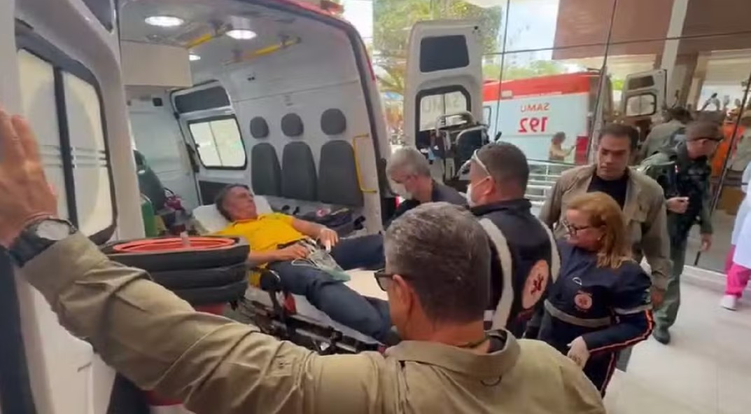 Bolsonaro chega de ambulância a hospital de Natal ©Inter TV Cabugi/Reprodução