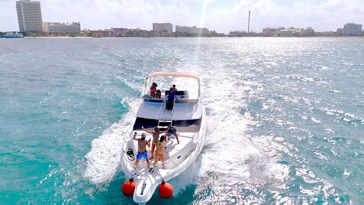 Miss Cat 46 ft yacht rental Cancun - Kitchen and dining area with air conditioning and full amenities