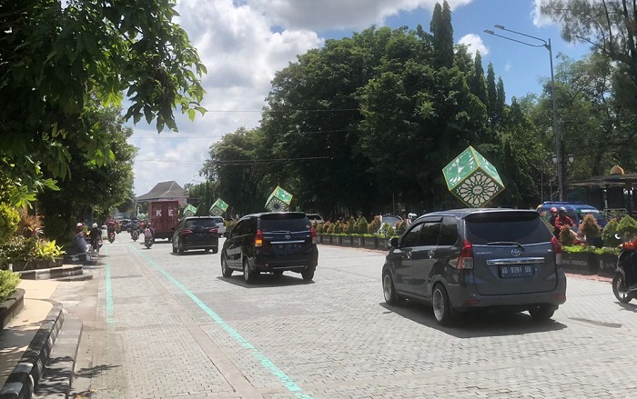 Dalam rangka memeriahkan bulan Ramadhan 2022, Solo dihiasi dengan lampion di Sepanjang Jalan Sudirman.