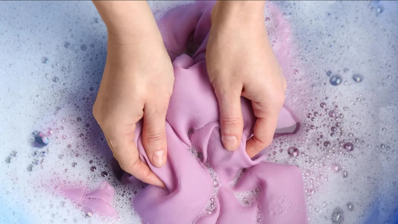 ¿Tu ropa se manchó de cera de vela? Aplica este truco para eliminar las manchas